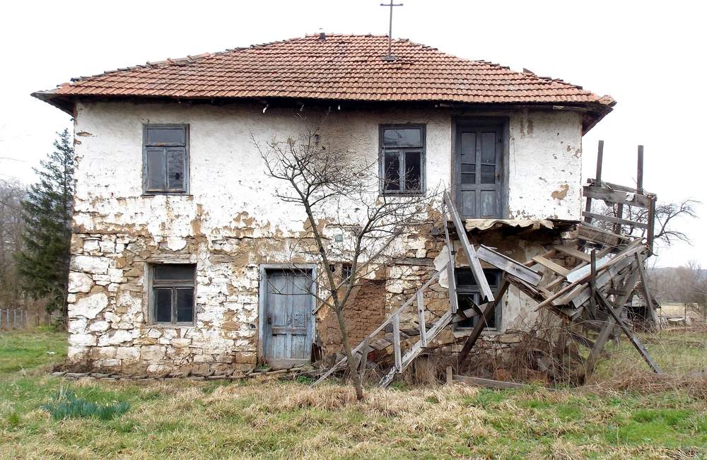 stary zniszczony dom